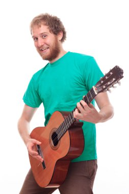 Gitar çalan genç adam