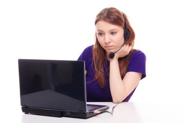 dizüstü bilgisayarda çalışan güzel bir kız