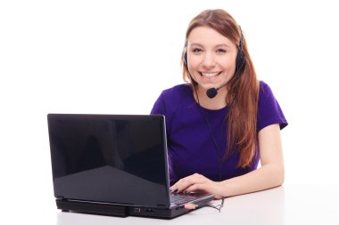 dizüstü bilgisayarda çalışan güzel bir kız