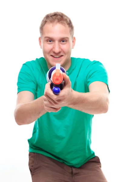 Jonge man met waterpistool — Stockfoto