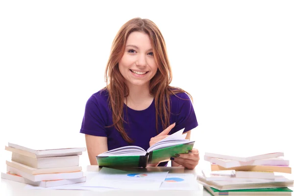 Молодая женщина учится с книгами — стоковое фото