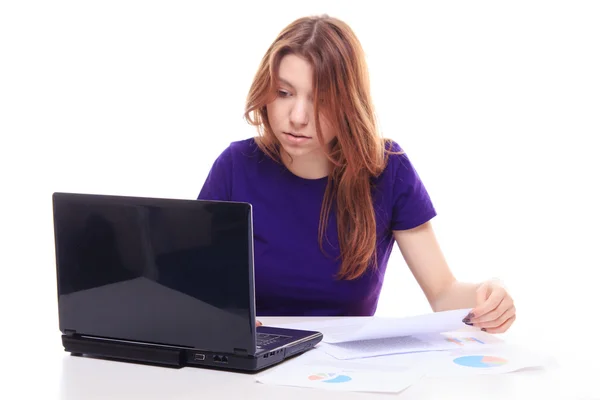 Mujer trabajando en el escritorio con el ordenador —  Fotos de Stock