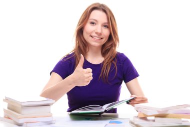 Genç kadın kitaplarla eğitim