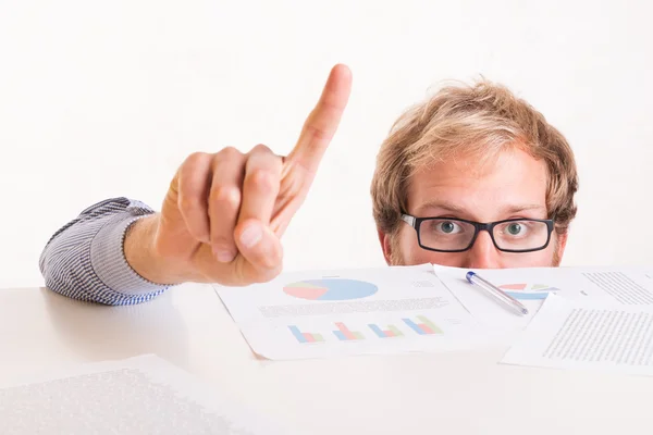 Un hombre asustado debajo del escritorio quiere decir algo. —  Fotos de Stock