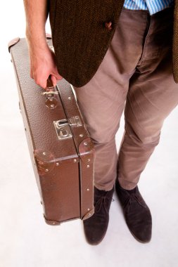 bir adam ve elinde bavul