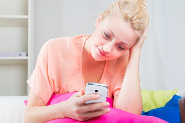 Girl sending text messages — Stock Photo, Image