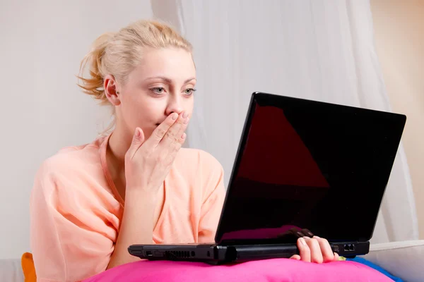 Chockad kvinna med bärbar dator — Stockfoto
