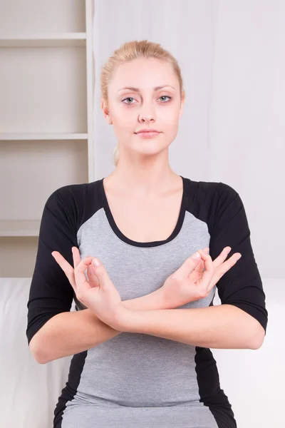 Vrouw die yoga beoefent — Stockfoto