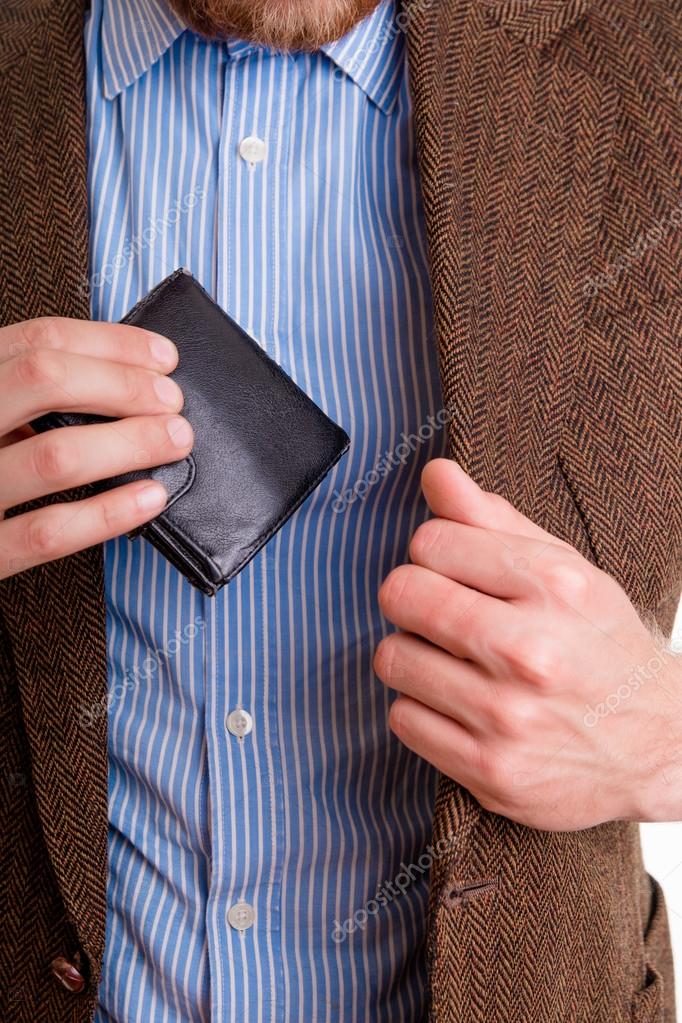 Мужчина Достает Бумажник С Деньгами Из Пиджака Стоковое Фото.