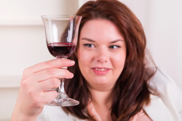 Elegante Frau trinkt Wein — Stockfoto