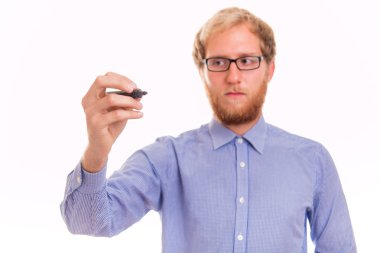 Şeffaf yönetim kurulu üzerinde yazılı genç adam