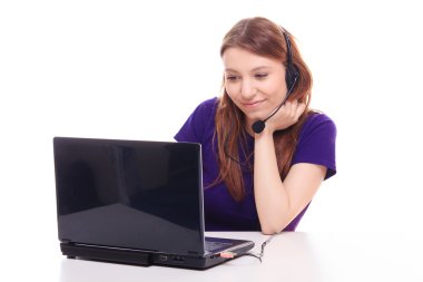 dizüstü bilgisayarda çalışan güzel bir kız