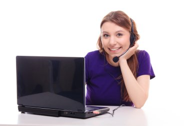 dizüstü bilgisayarda çalışan güzel bir kız