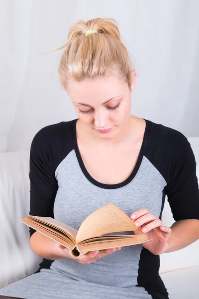 ผู้หญิงสาวอ่านหนังสือ — ภาพถ่ายสต็อก