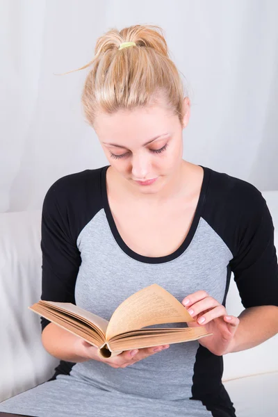 Jovem mulher leitura livro — Fotografia de Stock