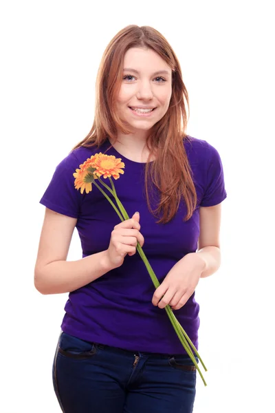 Vacker kvinna anläggning blommor — Stockfoto