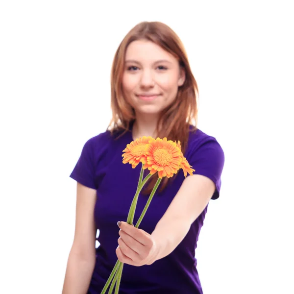 Kvinna ger blommor — Stockfoto