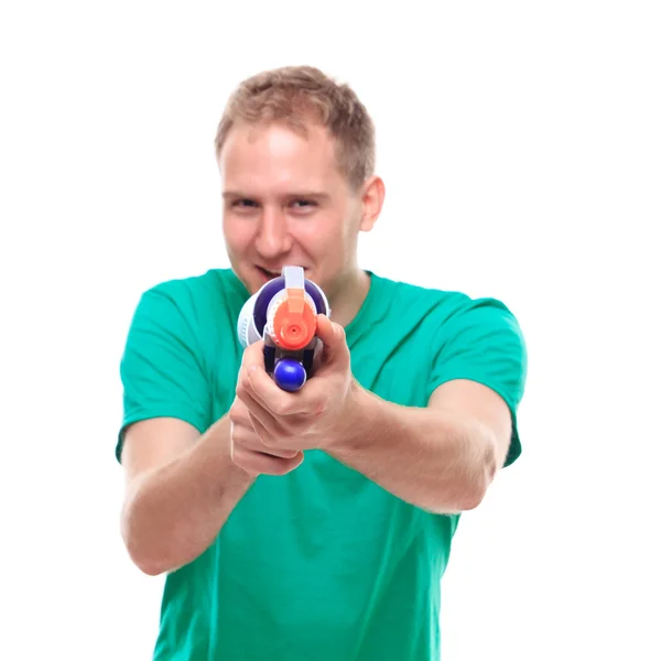 Mann schießt mit Wasserpistole — Stockfoto