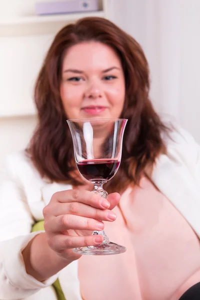 Femme élégante buvant du vin — Photo