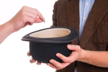 Para şapka için yalvarıyor 