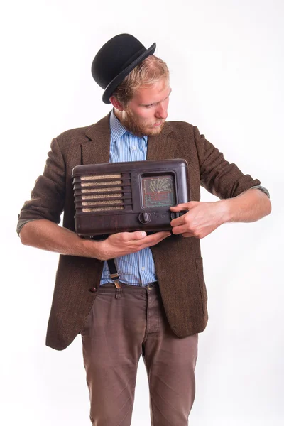 Staroświecki człowiek posiadający starego radia — Zdjęcie stockowe