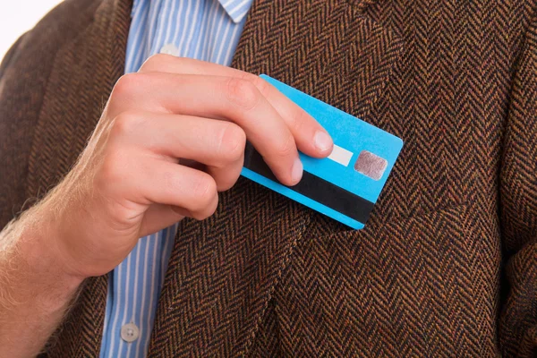 Een credit card in zijn jaszak verbergen — Stockfoto