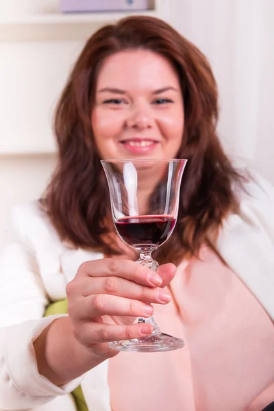 Женщина держит бокал красного вина — стоковое фото