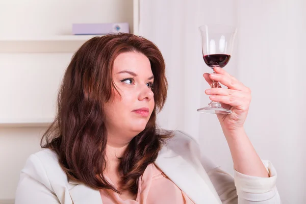 Frau testet Glas Rotwein — Stockfoto