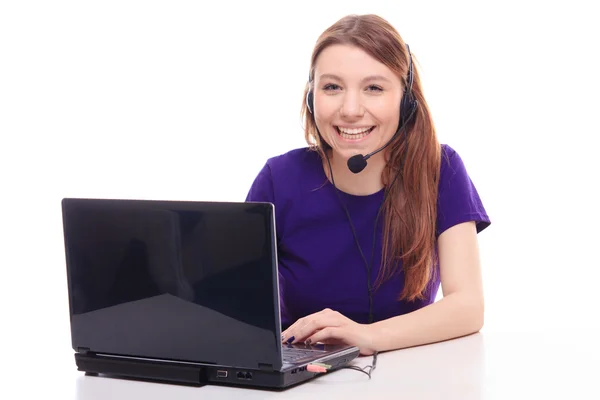 Hübsches Mädchen arbeitet am Laptop — Stockfoto