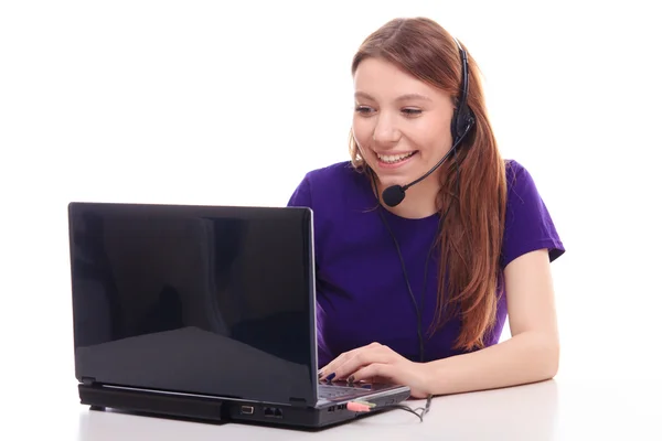 Hübsches Mädchen arbeitet am Laptop — Stockfoto