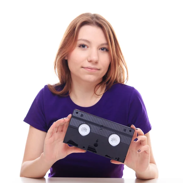 Chica joven sosteniendo cinta VHS —  Fotos de Stock