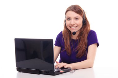 dizüstü bilgisayarda çalışan güzel bir kız