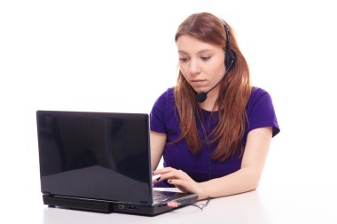 dizüstü bilgisayarda çalışan güzel bir kız