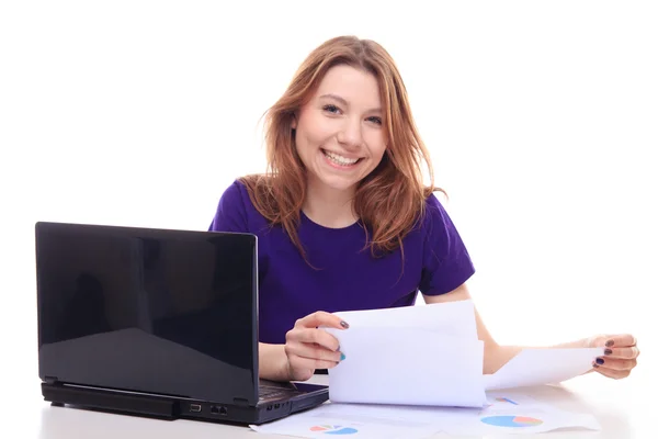 Женщина работает за столом с компьютером — стоковое фото