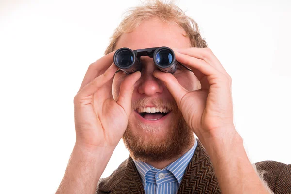 Hombre barbudo mirando a través de prismáticos — Foto de Stock