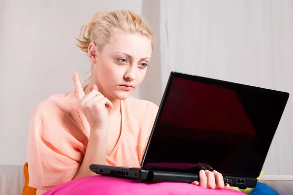 Loira menina resolver problema com laptop — Fotografia de Stock
