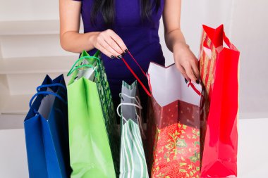 Kız hediyeleri Noel için hazırlanıyor
