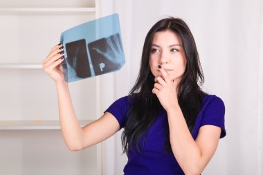 X-ray görüntü tutan kız