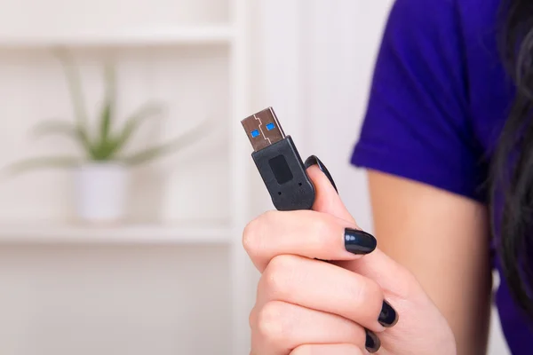 USB-kábel a kezében — Stock Fotó