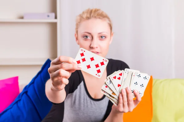 Femme jouant aux cartes — Photo