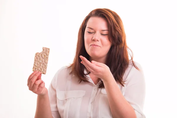 Lågt kaloriinnehåll bröd i kvinnans hand — Stockfoto