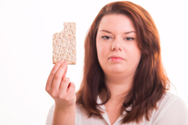 Низкокалорийный хлеб в женских руках
