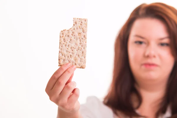 Девушка с низкокалорийным хлебом — стоковое фото