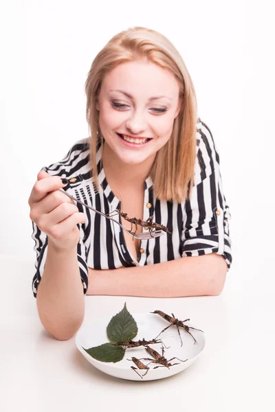 Mujer comiendo insectos en restaurante — Foto de Stock