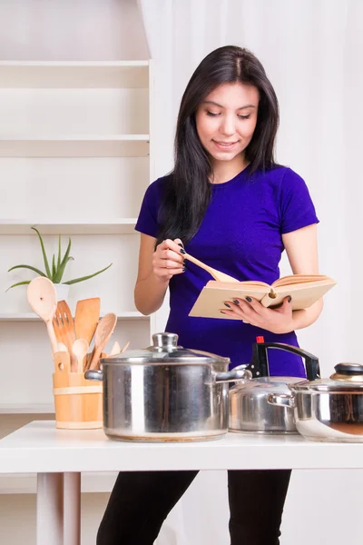 Girl at kitchen learning to cook — Stock Photo, Image