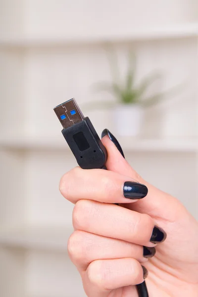 Menina segurando cabo de memória do computador — Fotografia de Stock