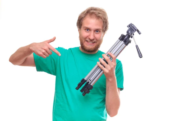 Genç adam holding tripod — Stok fotoğraf