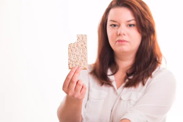 Kalorienarmes Brot in Frauenhand — Stockfoto