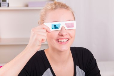 3D film izleyen kadın
