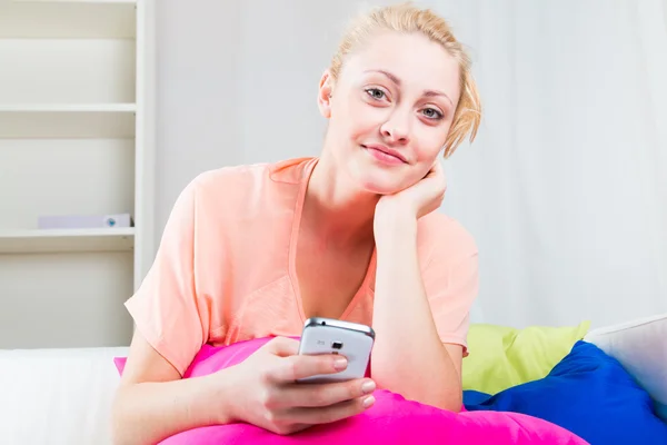Happy blond girl with smartphone — Stock Photo, Image